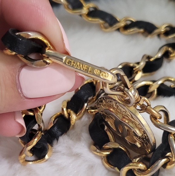 CHANEL 1982 Vintage Medallion Black Leather Chain Belt - Picture 8 of 13
